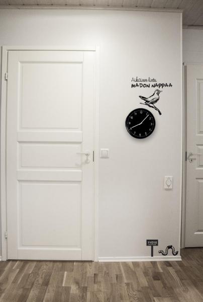 Aikainen lintu madon nappaa