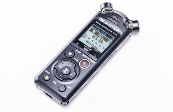 Olympus LS-P5 Linear PCM äänitallennin, sis. ladattava Ni-Mh akku ja USB kaapeli