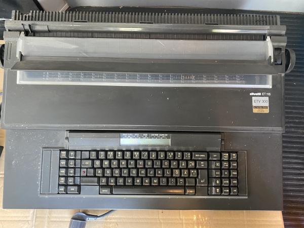 Kirjoituskone Olivetti ET 115 / ETV 300, käytetty, retro (poistettu käytöstä)