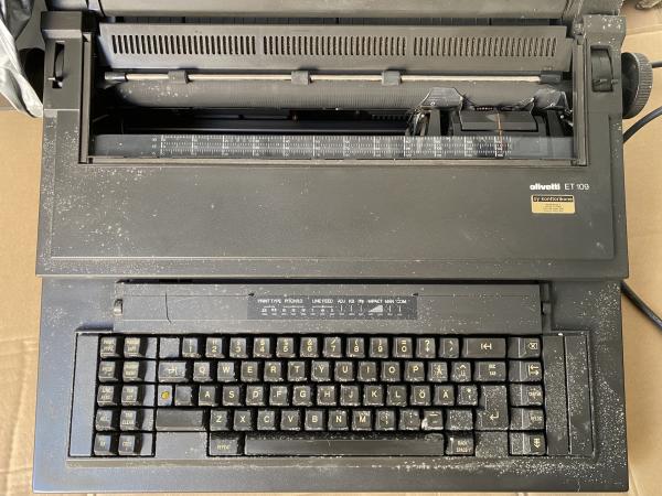 Kirjoituskone Olivetti ET 109, käytetty, retro (poistettu käytöstä)